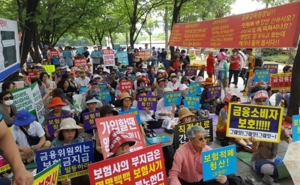 민간보험사들이 암환자들의 실손의료보험금 지급을 거부하면서 암환자들의 항의 집회가 계속되고 있다.