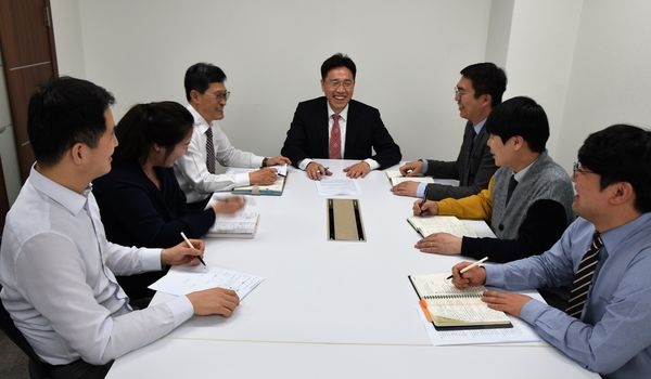 손덕현 신임 회장이 협회 직원들과 회의하는 모습