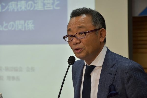 일본재활병원시설협회 사이토 마사미 회장이 주제발표하는 모습