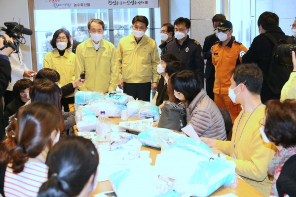 박능후 중앙재난안전대책본부 1차장은 3일 경북대구 생활치료센터로 지정된 영덕 삼성인력개발원을 점검했다.
