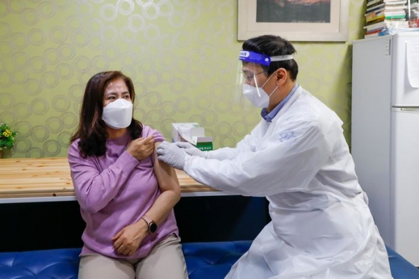 전주 효사랑가족요양병원 김정연 병원장이 최근 백신 4차 접종을 하는 모습
